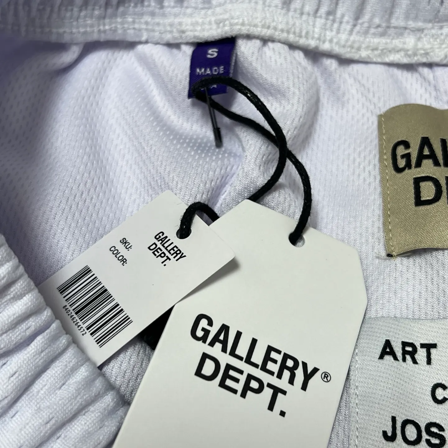 Details GALLERY DEPT. VENICE COURT SHORTS English mesh shorts Logo webbing wide-leg basketball shorts Black and white S-XL Original molding Loose wide-leg version American boy's first choice Breathable mesh fabric Superimposed soft material inside Comfortable and easy to match Custom-woven original consistent webbing/main mark/component wash mark Details enlarged to follow